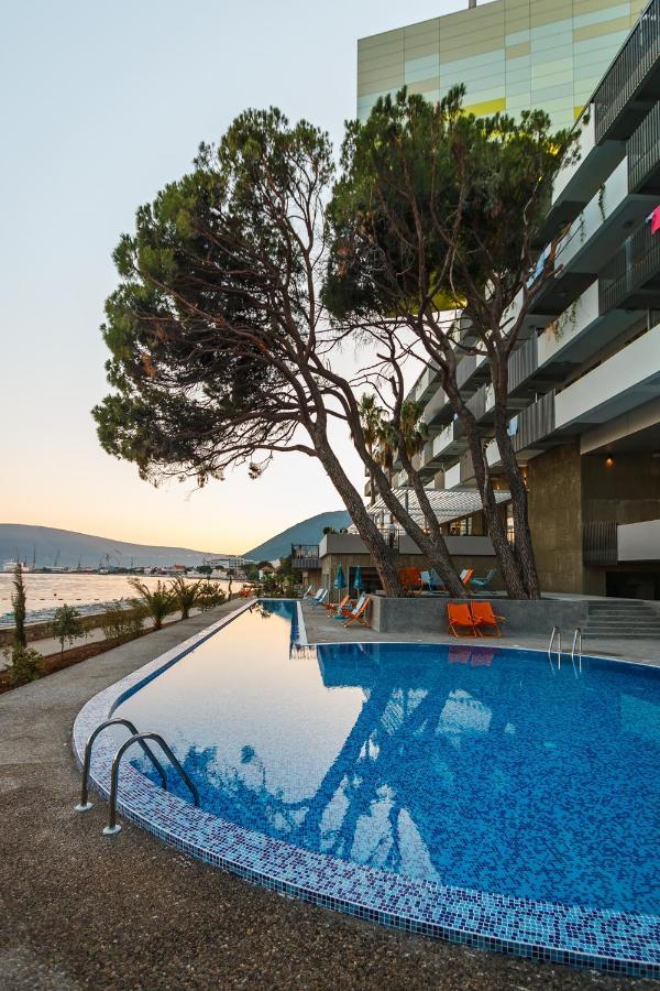 Carine Hotel Park Bijela Bagian luar foto