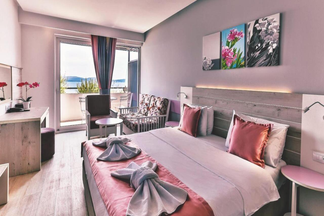 Carine Hotel Park Bijela Bagian luar foto